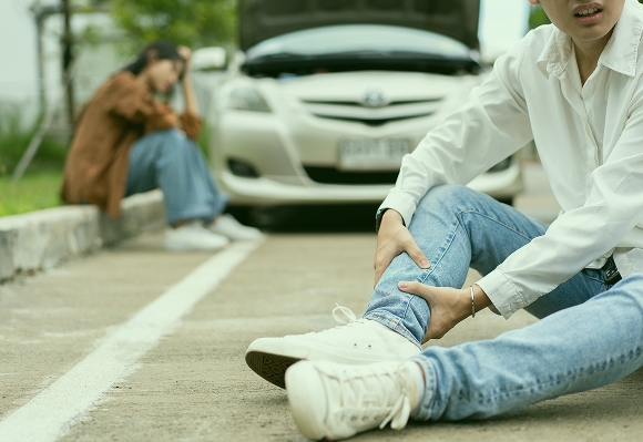 交通事故で捻挫などの怪我を負った男性